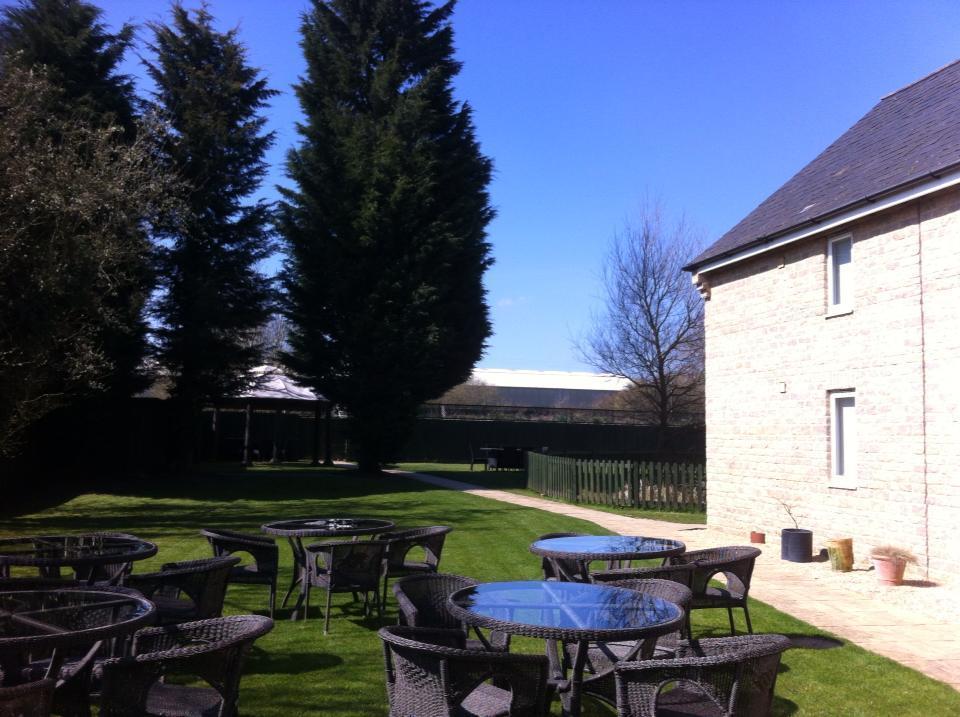The Tally Ho Hotel - B&B Bicester Buitenkant foto